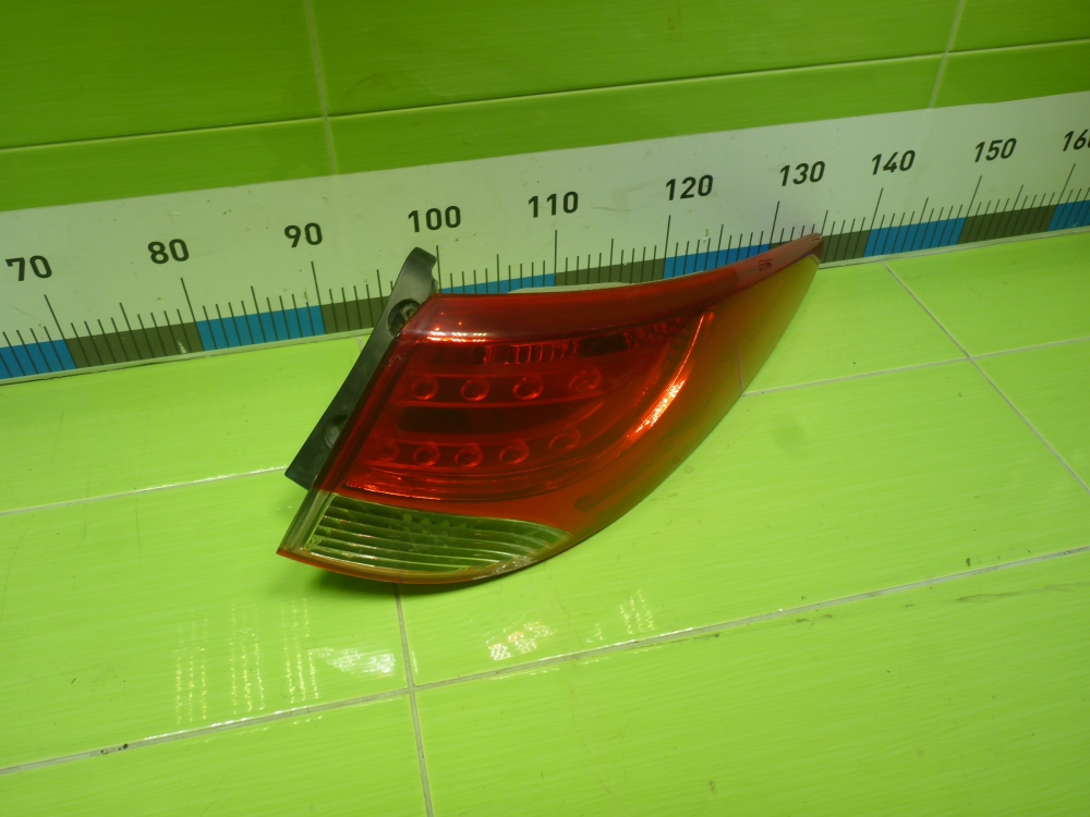 Фонарь задний наружный правый