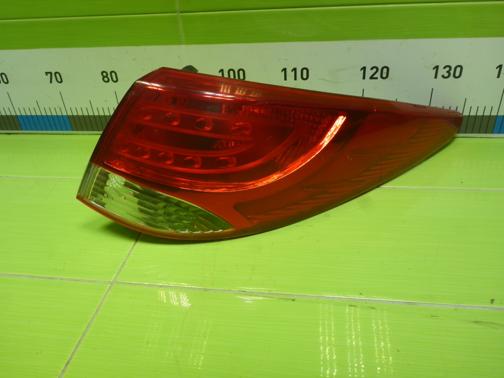 Фонарь задний наружный правый