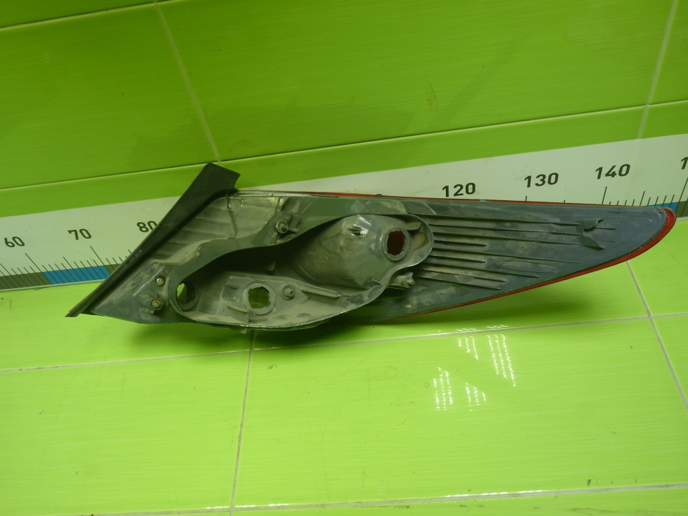 Фонарь задний наружный левый