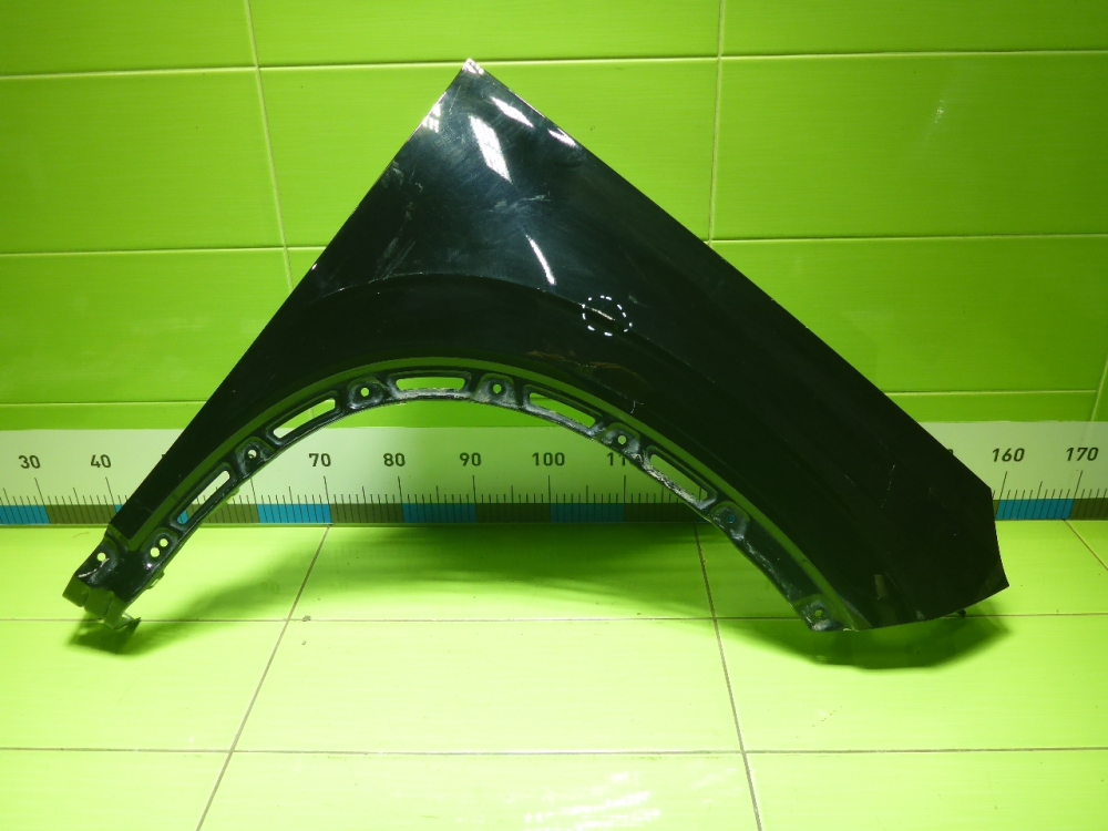 Крыло переднее правое