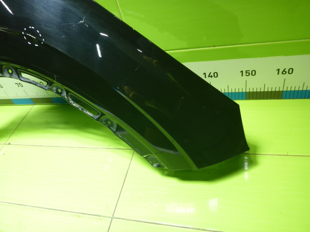 Крыло переднее правое