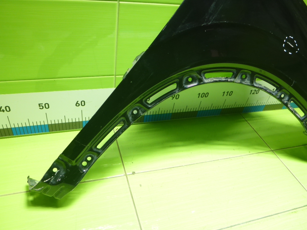 Крыло переднее правое