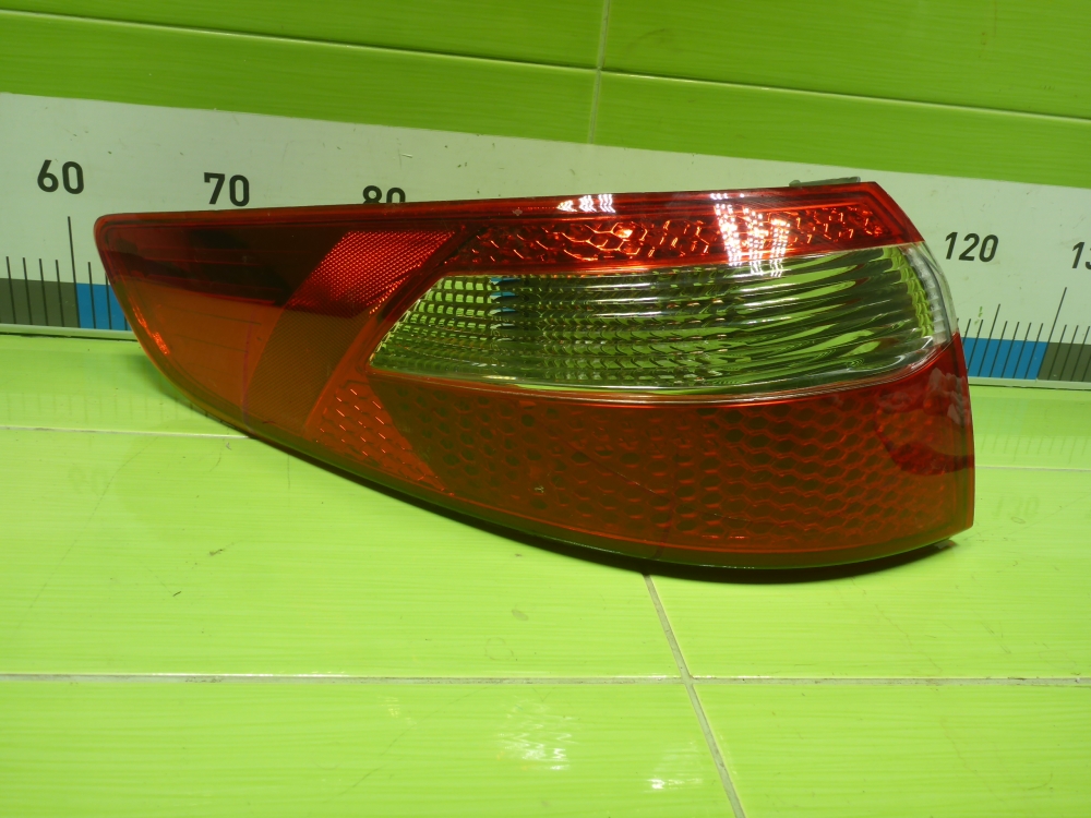 Фонарь задний наружный левый