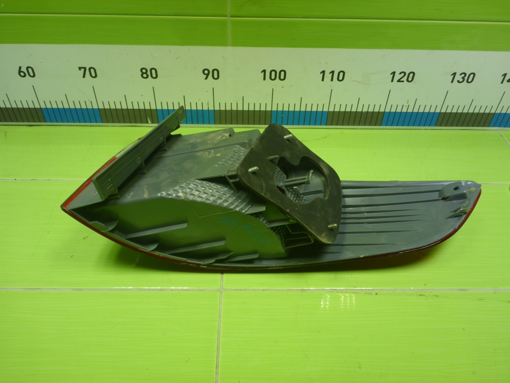 Фонарь задний наружный левый