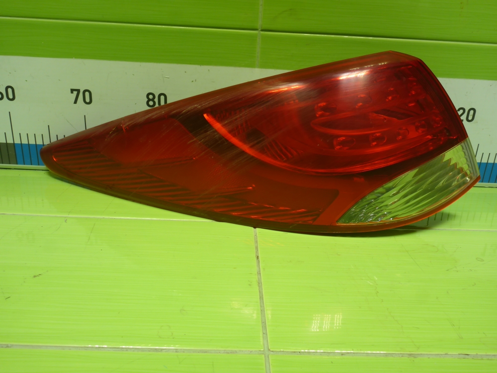 Фонарь задний наружный левый