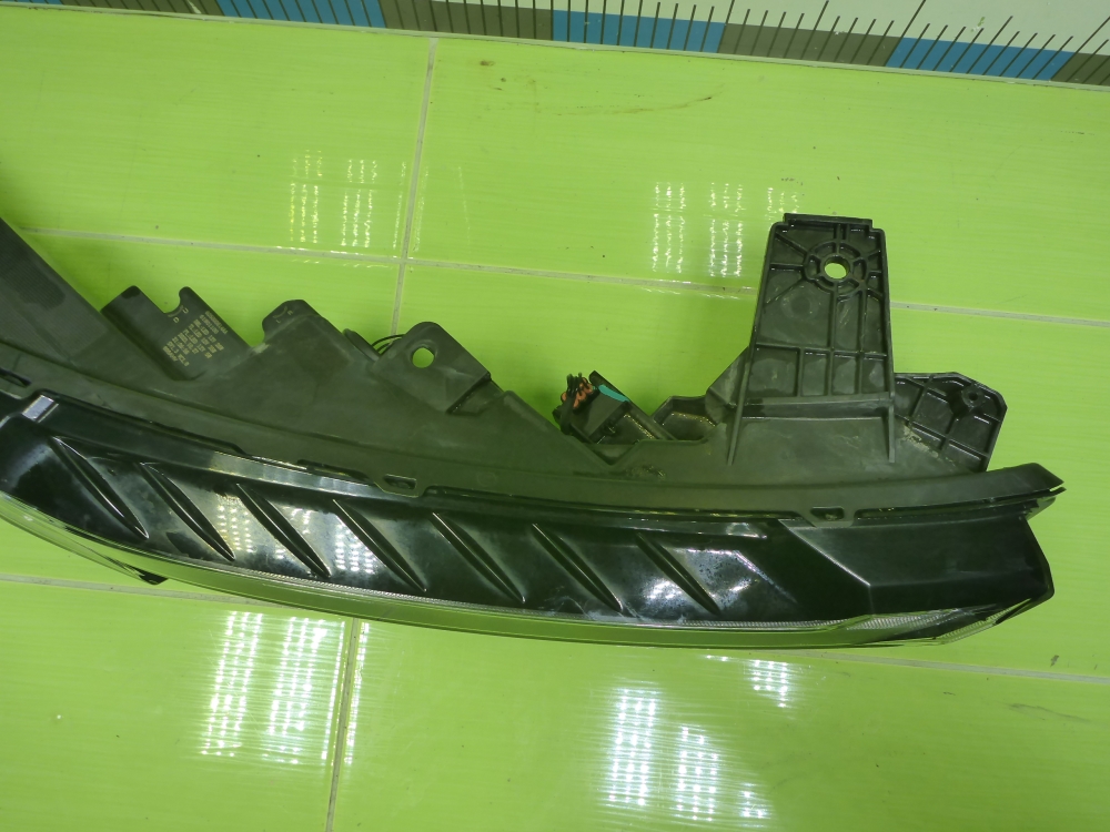 Фара дневного света правая (ходовые огни)