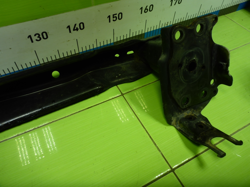 Усилитель переднего бампера