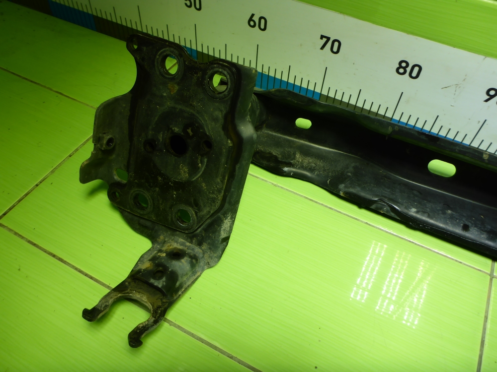 Усилитель переднего бампера