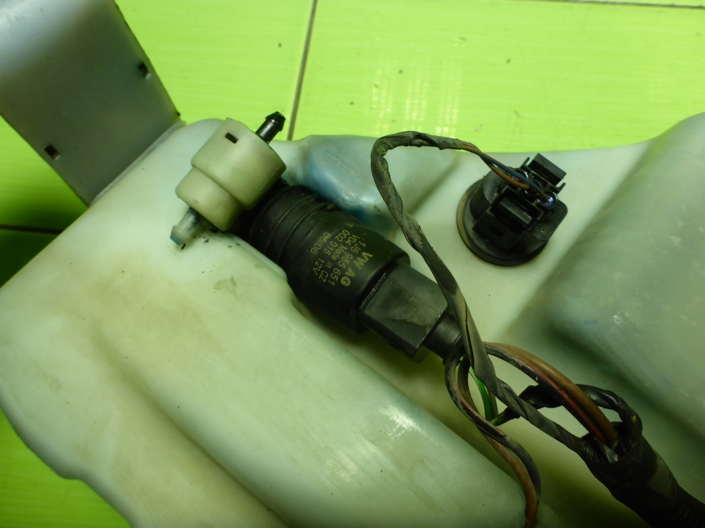 Бачок омывателя лобового стекла