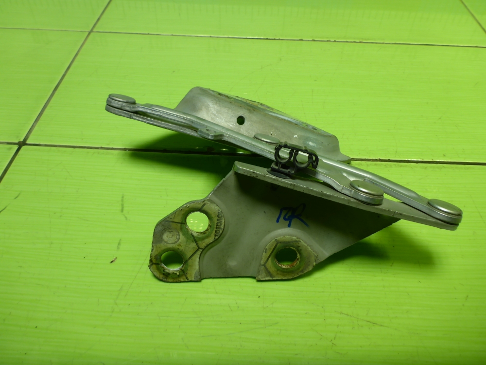 Петля капота правая