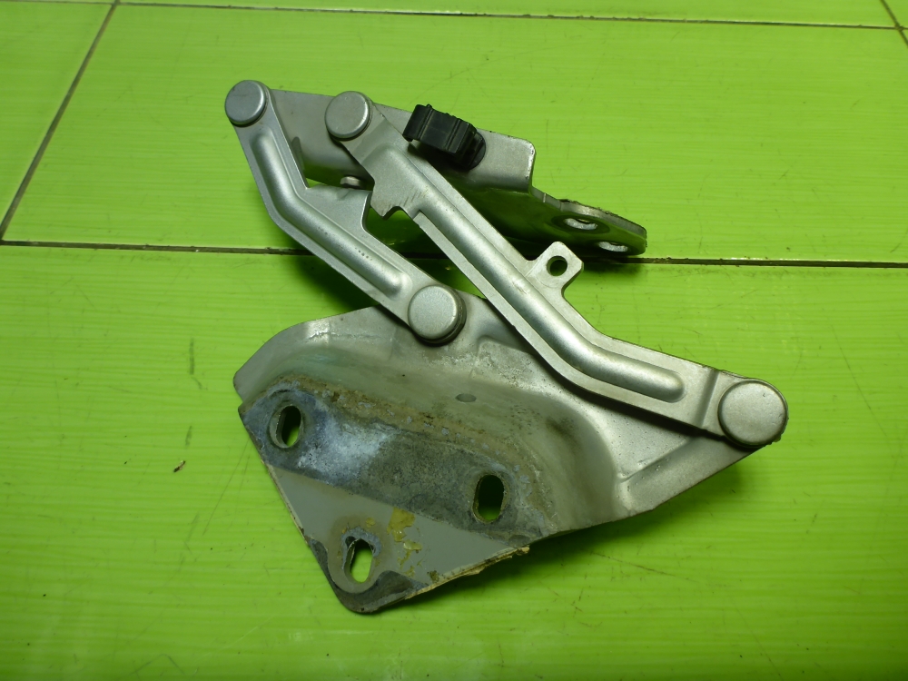 Петля капота правая