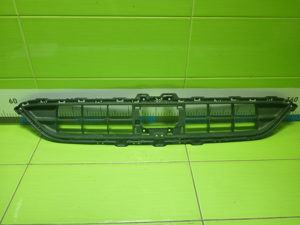 Решетка в бампер центральная