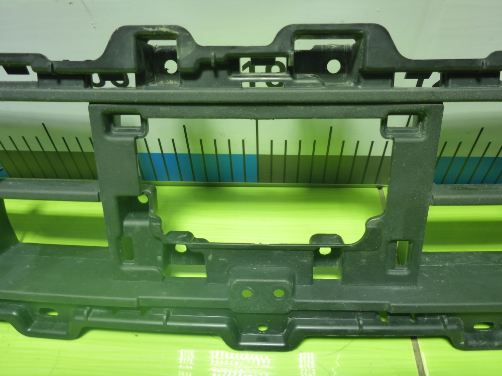 Решетка в бампер центральная