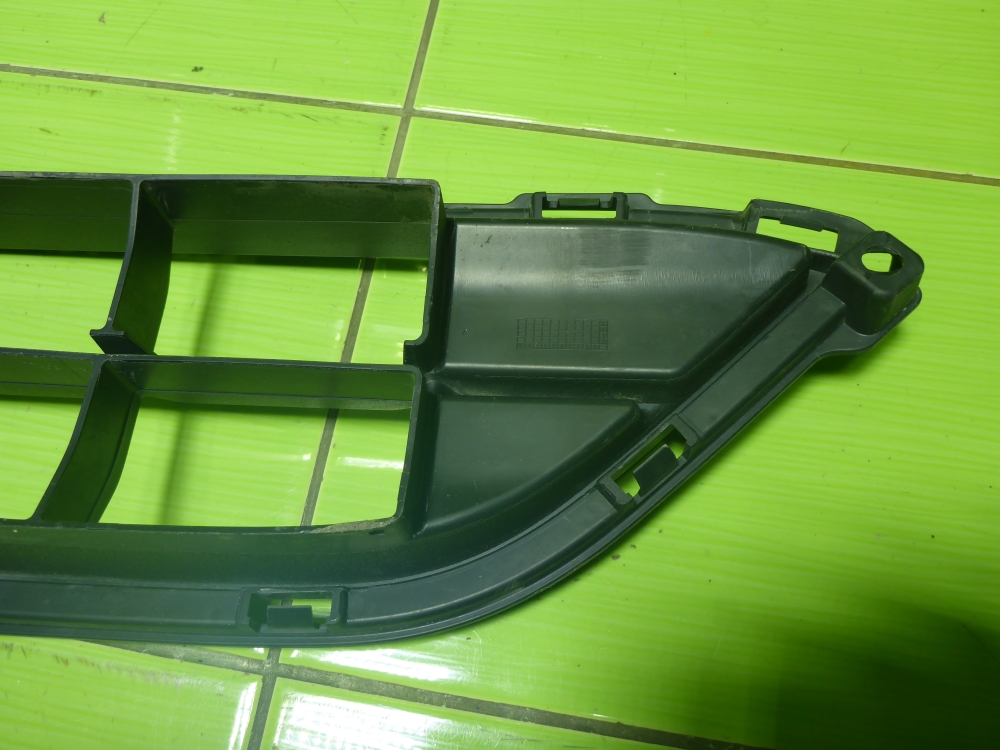 Решетка в бампер центральная