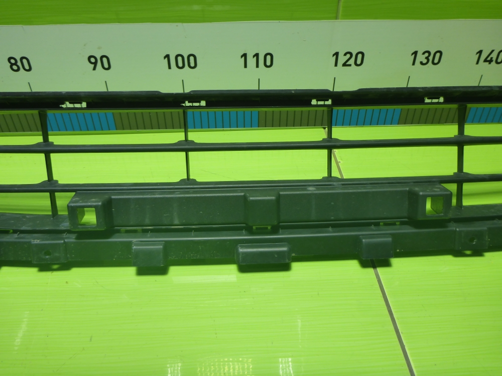 Решетка в бампер центральная