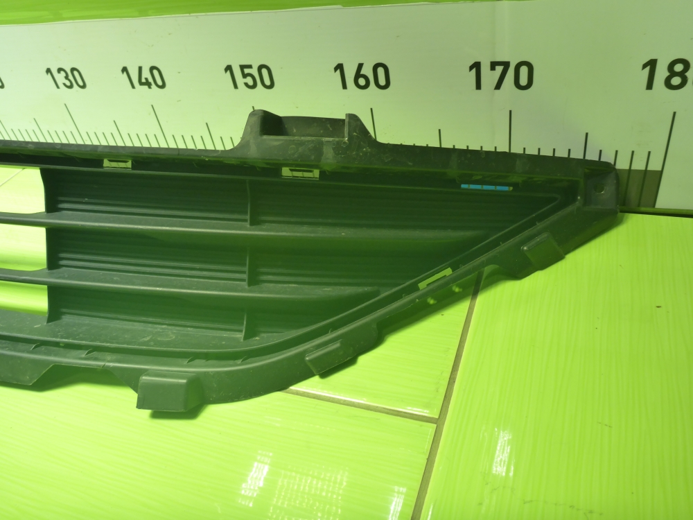 Решетка в бампер центральная