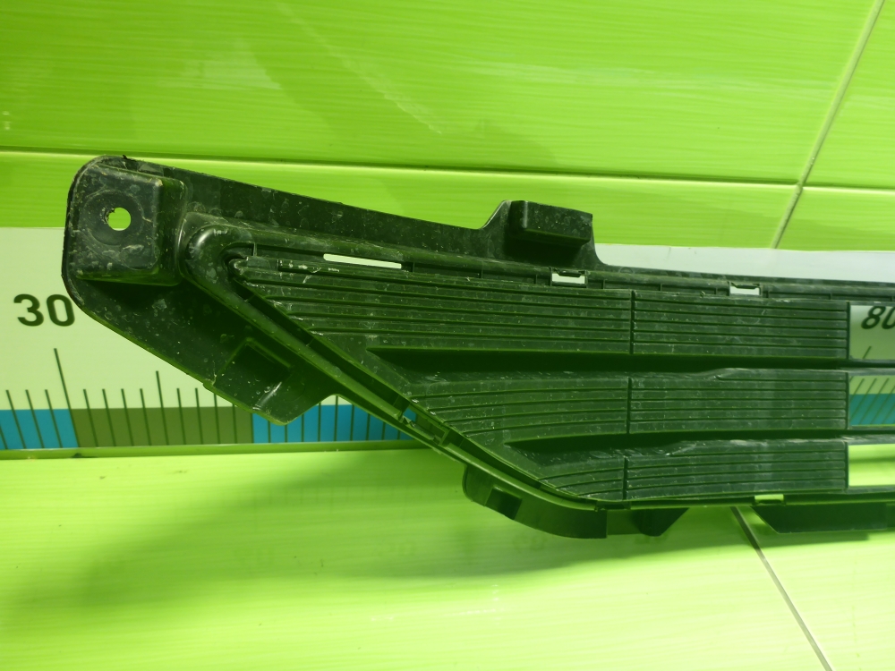 Решетка в бампер центральная