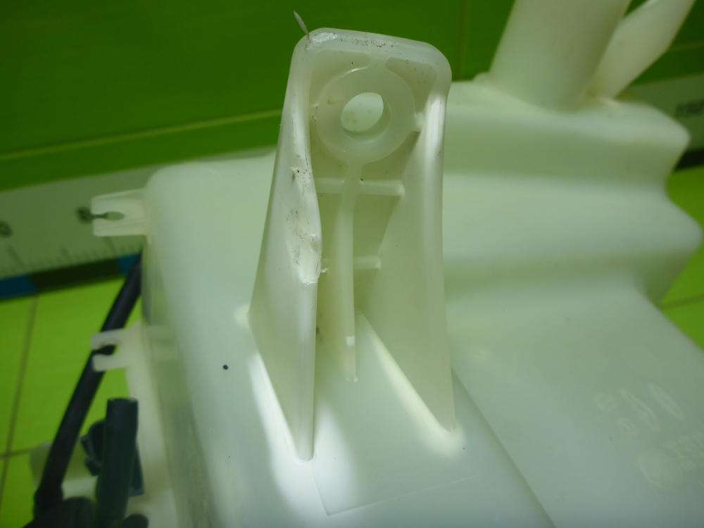 Бачок омывателя лобового стекла