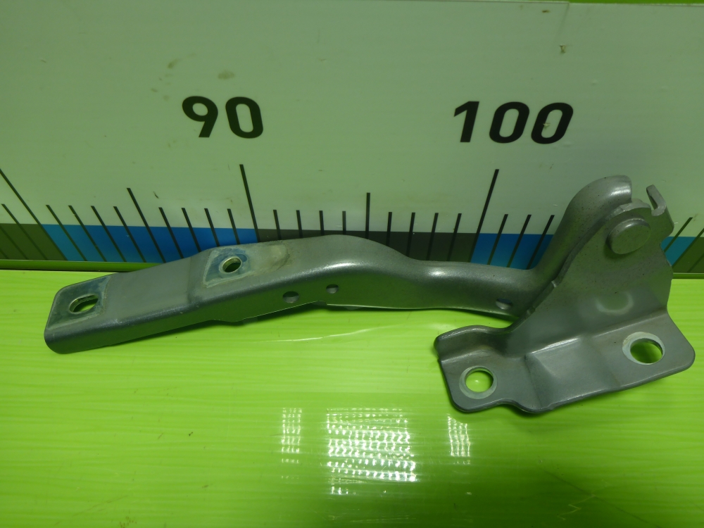 Петля капота левая