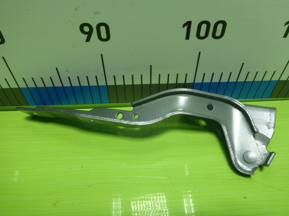 Петля капота левая