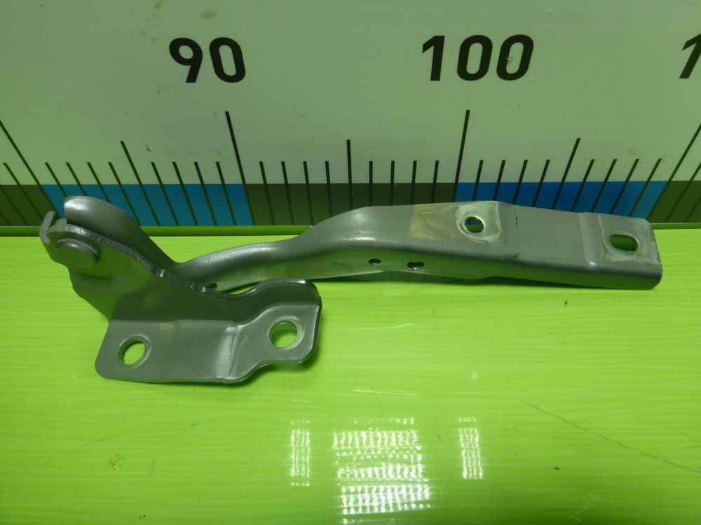 Петля капота правая