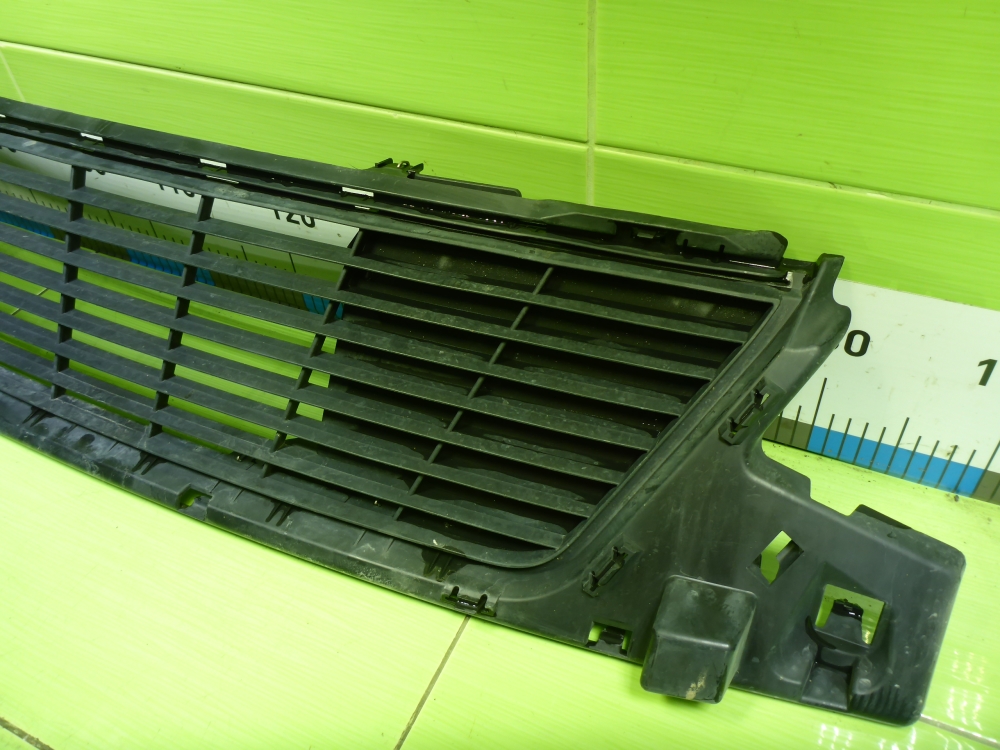 Решетка в бампер центральная