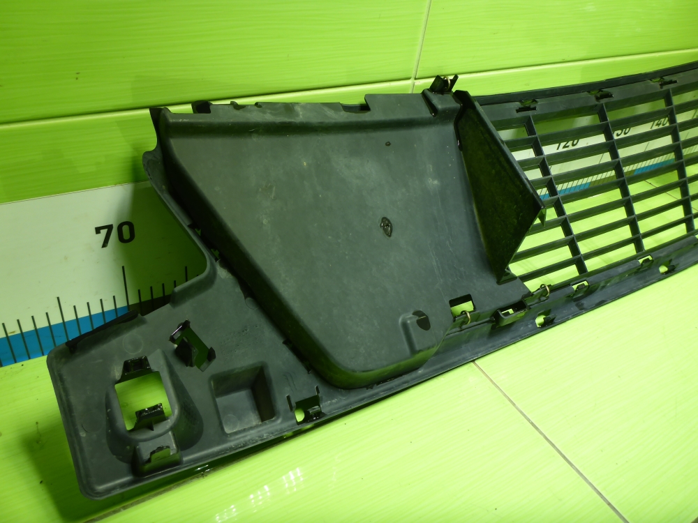 Решетка в бампер центральная