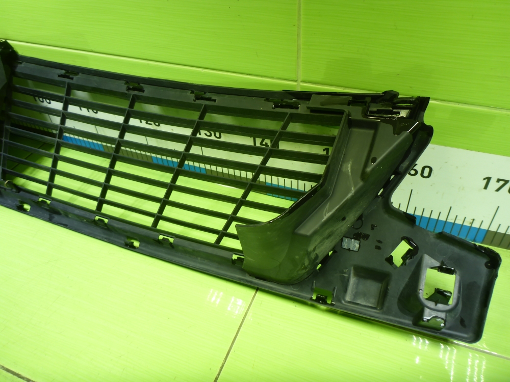 Решетка в бампер центральная