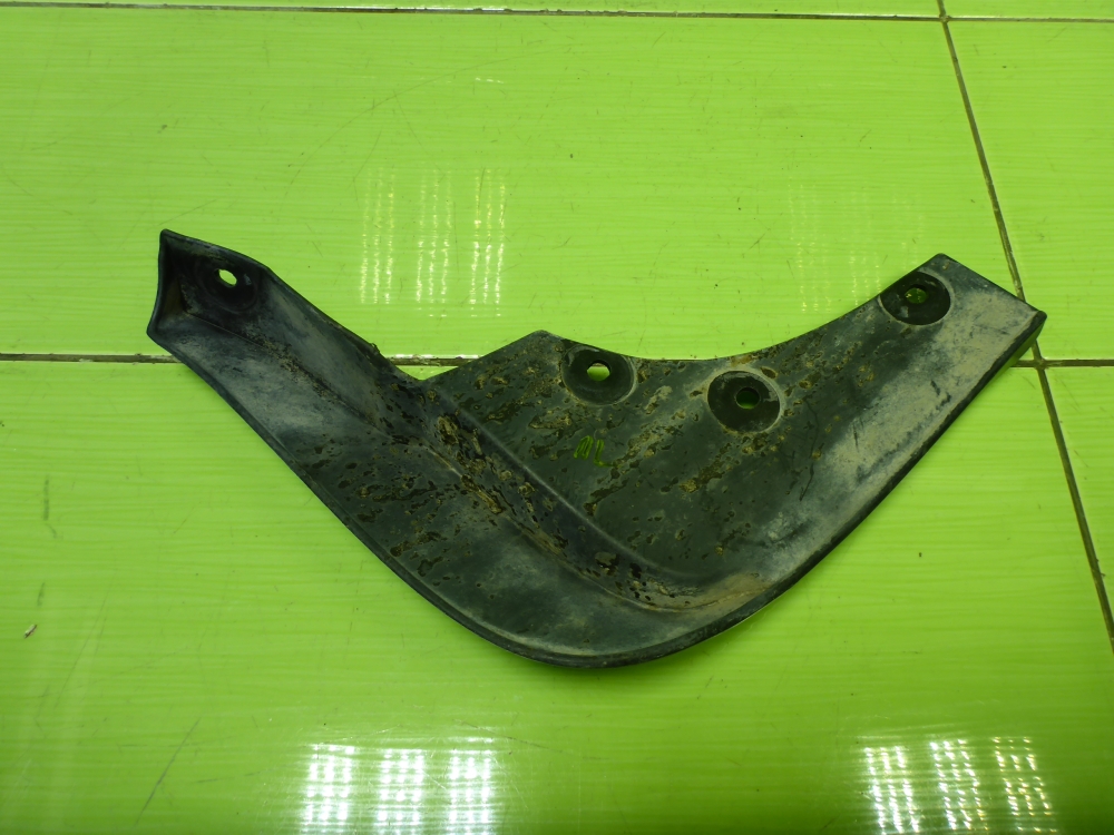 Брызговик передний левый