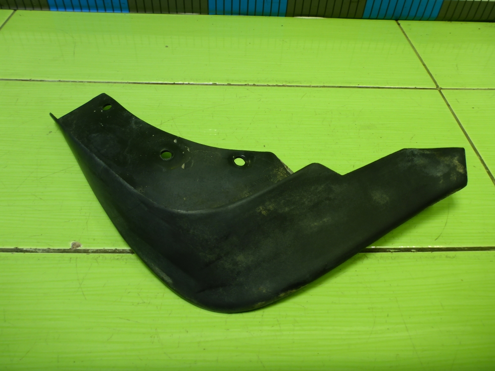 Брызговик передний левый