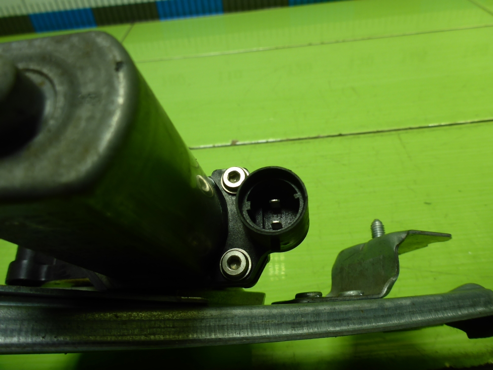 Стеклоподъемник электр. задний левый