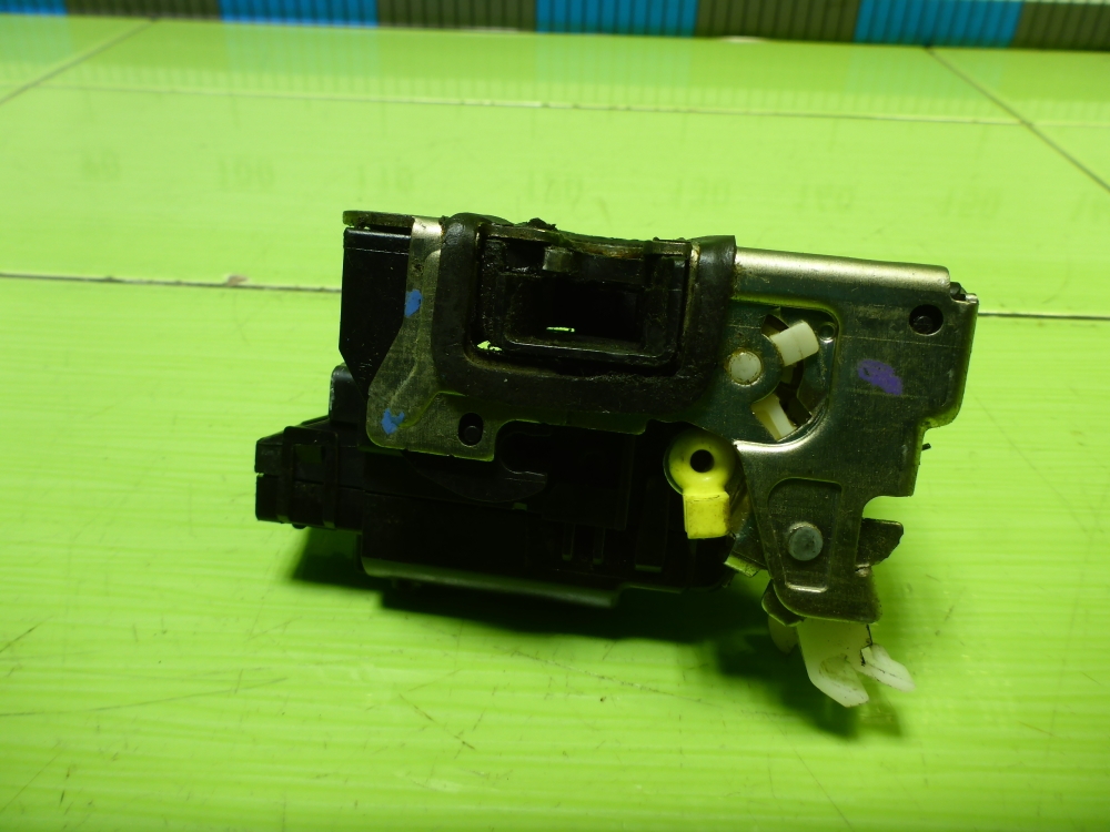 Замок двери передней левой