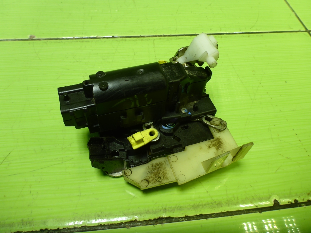 Замок двери передней левой