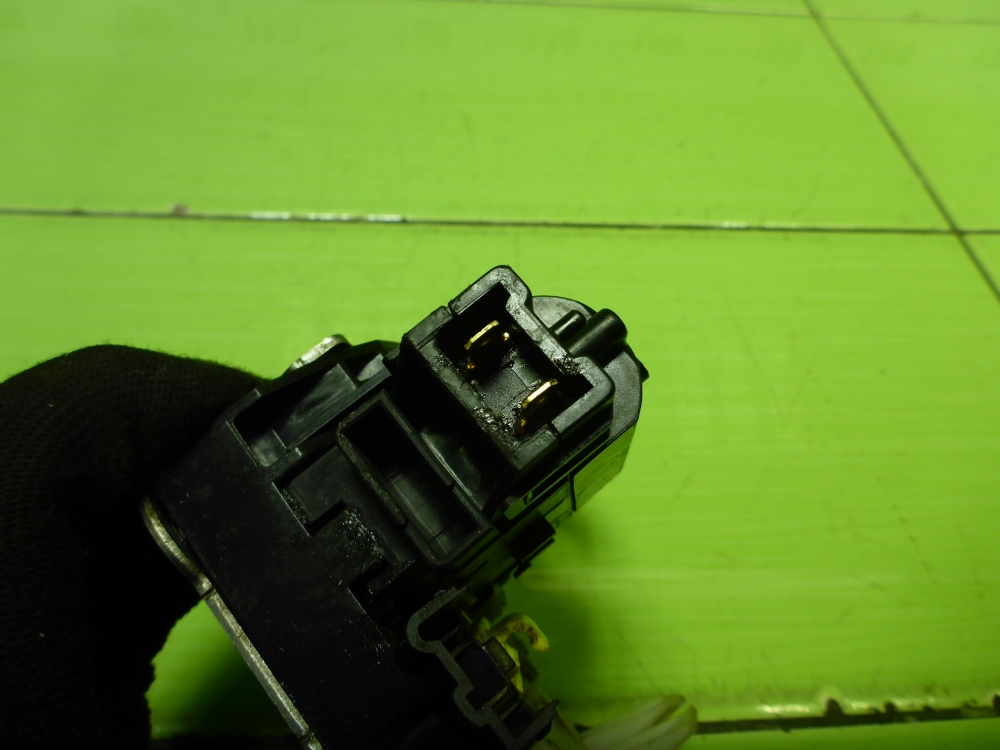 Замок двери передней левой