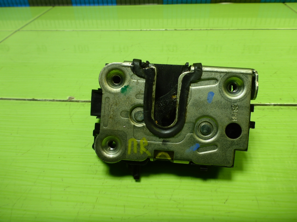 Замок двери передней правой