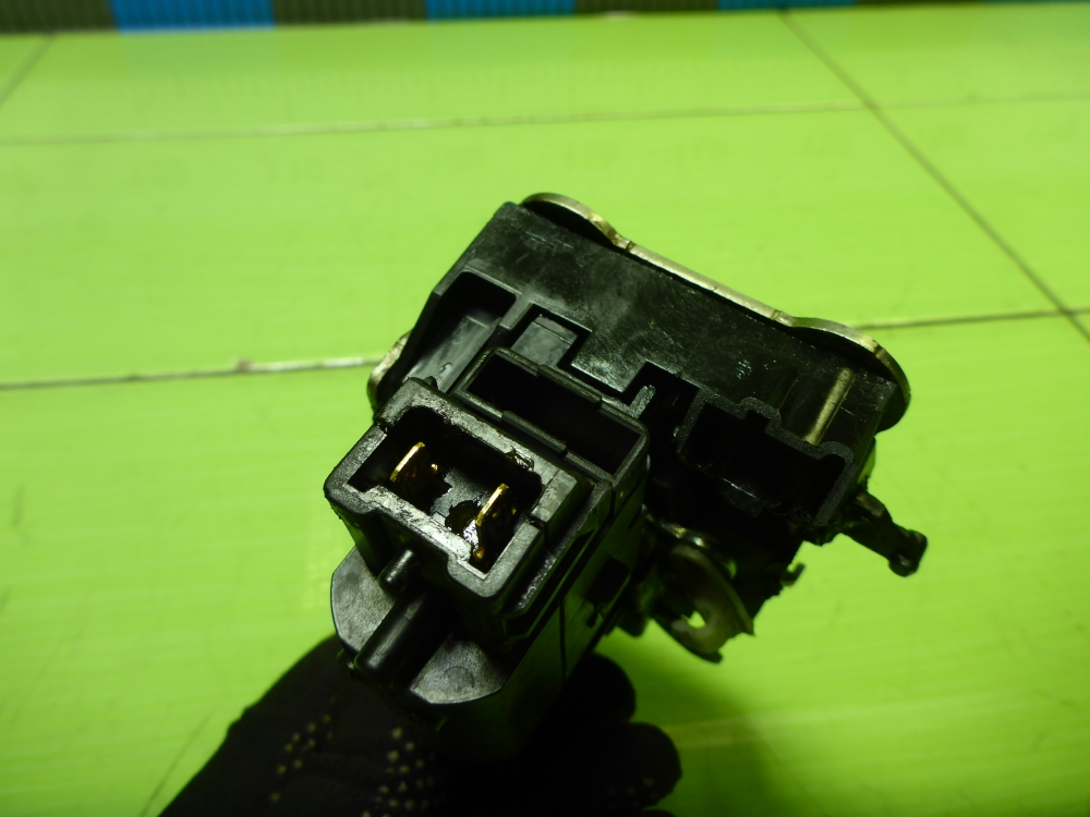 Замок двери передней правой