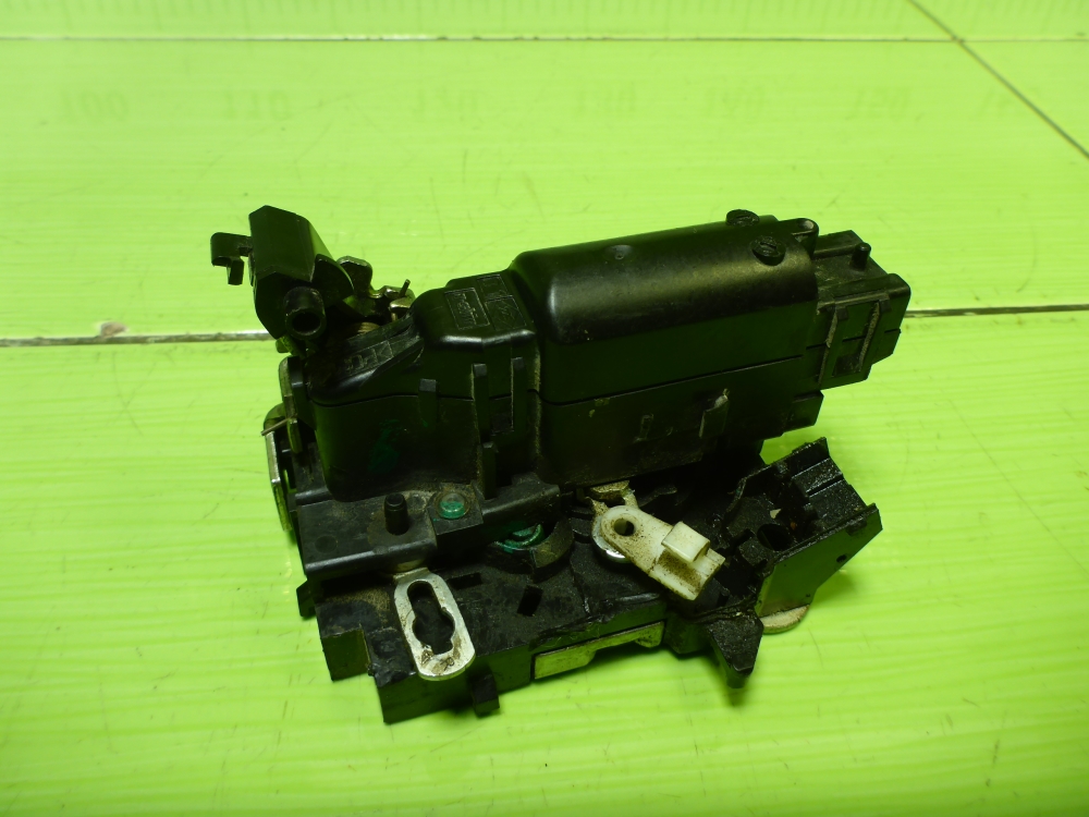 Замок двери передней правой