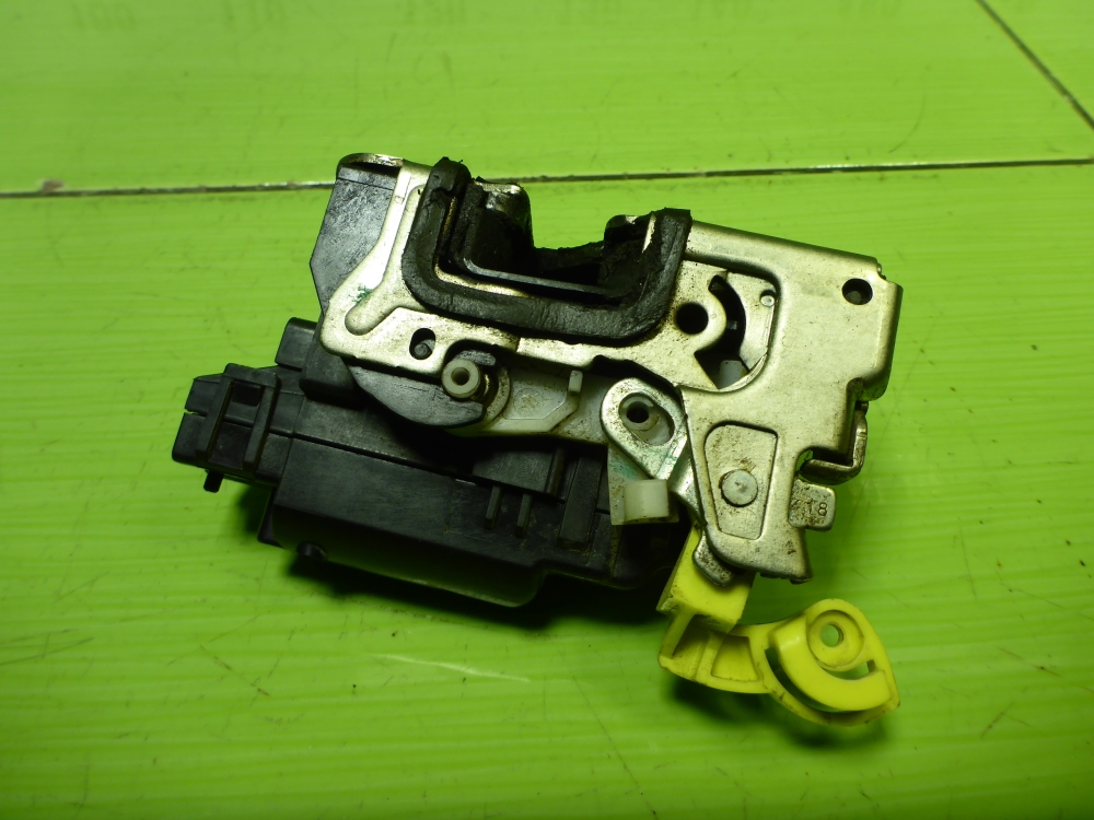 Замок двери задней левой