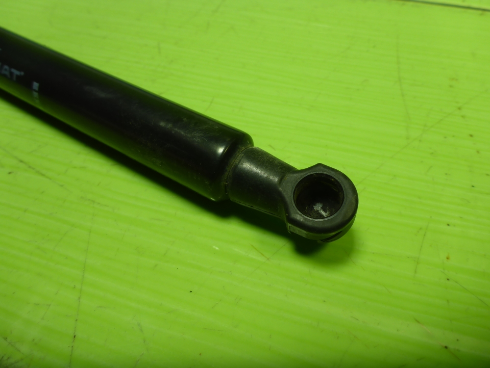 Амортизатор двери багажника