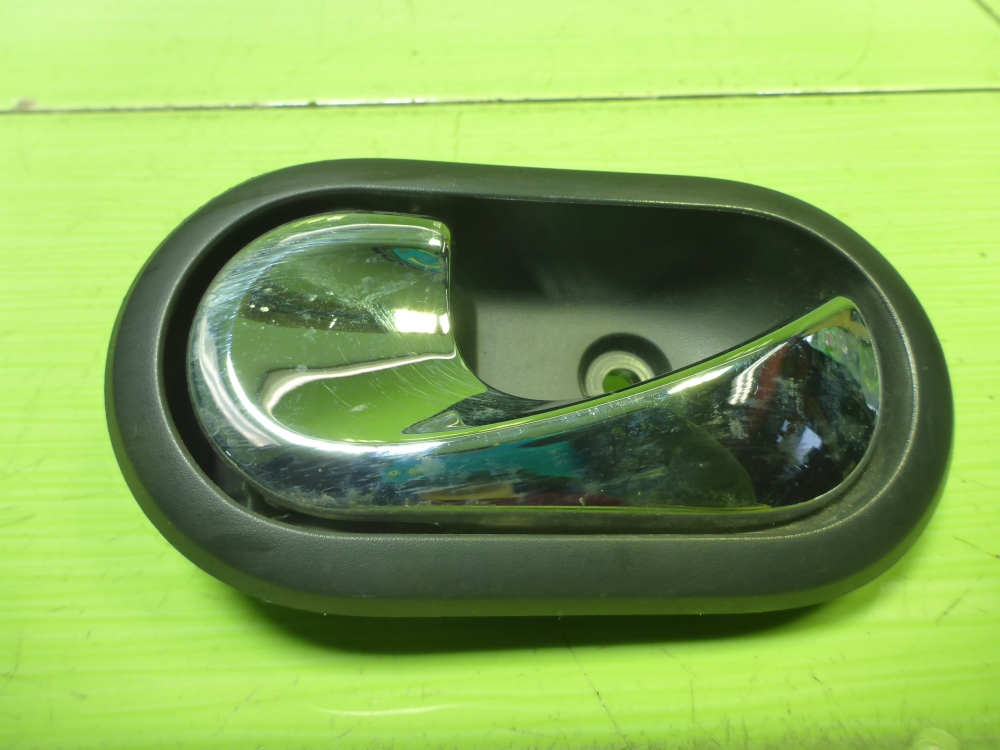 Ручка двери передней внутренняя левая