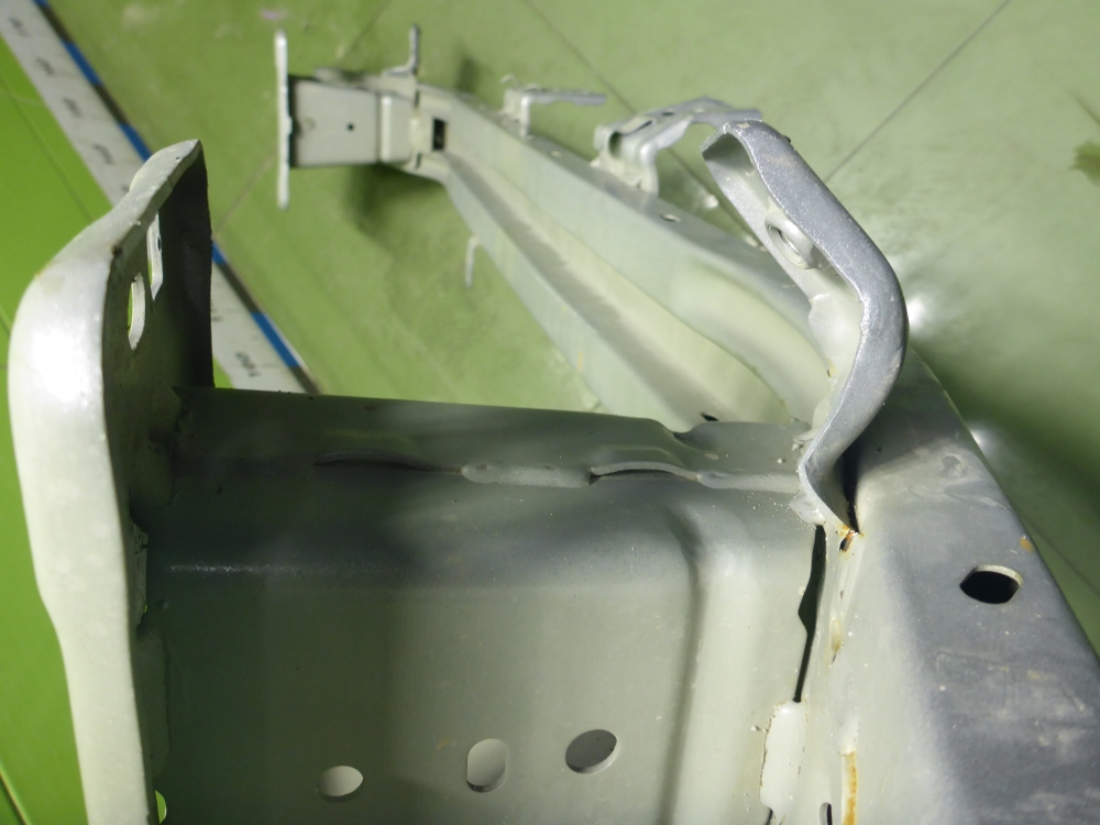 Усилитель переднего бампера