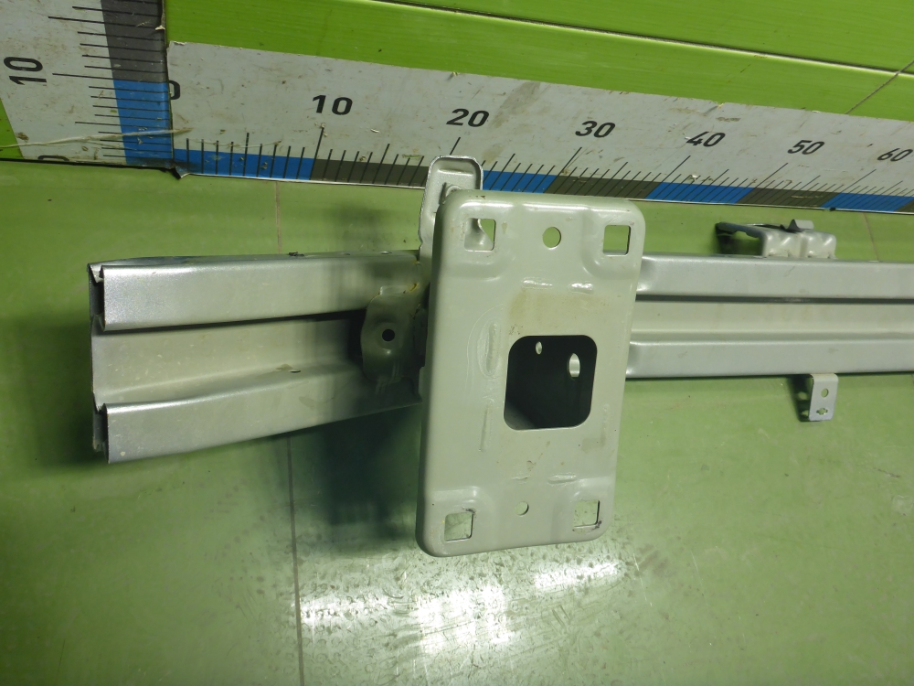 Усилитель переднего бампера