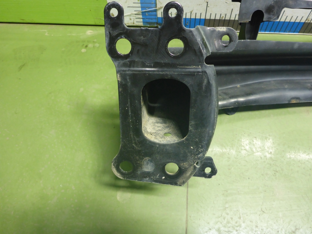 Усилитель переднего бампера