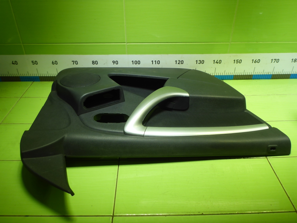 Обшивка двери передней левой