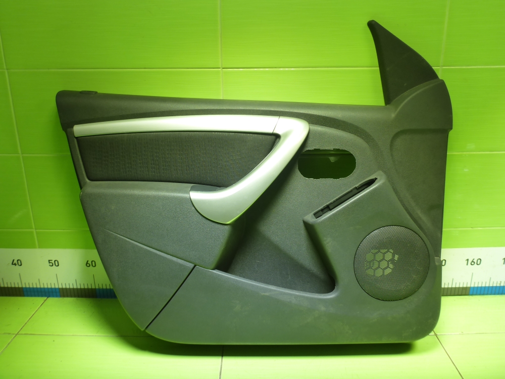 Обшивка двери передней левой