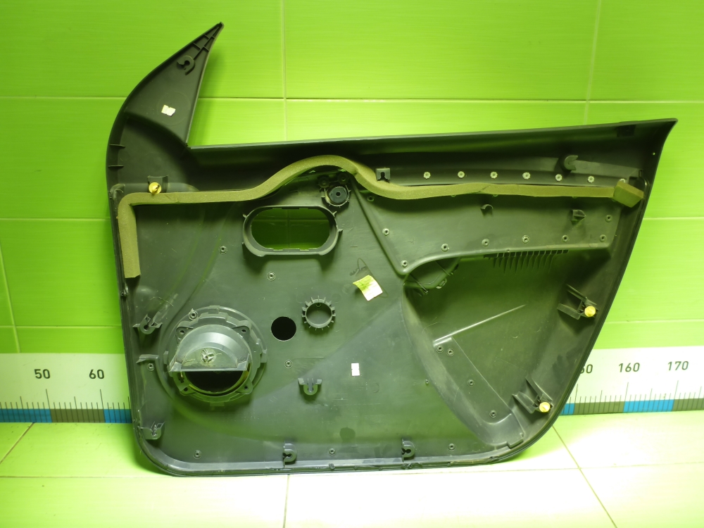 Обшивка двери передней левой