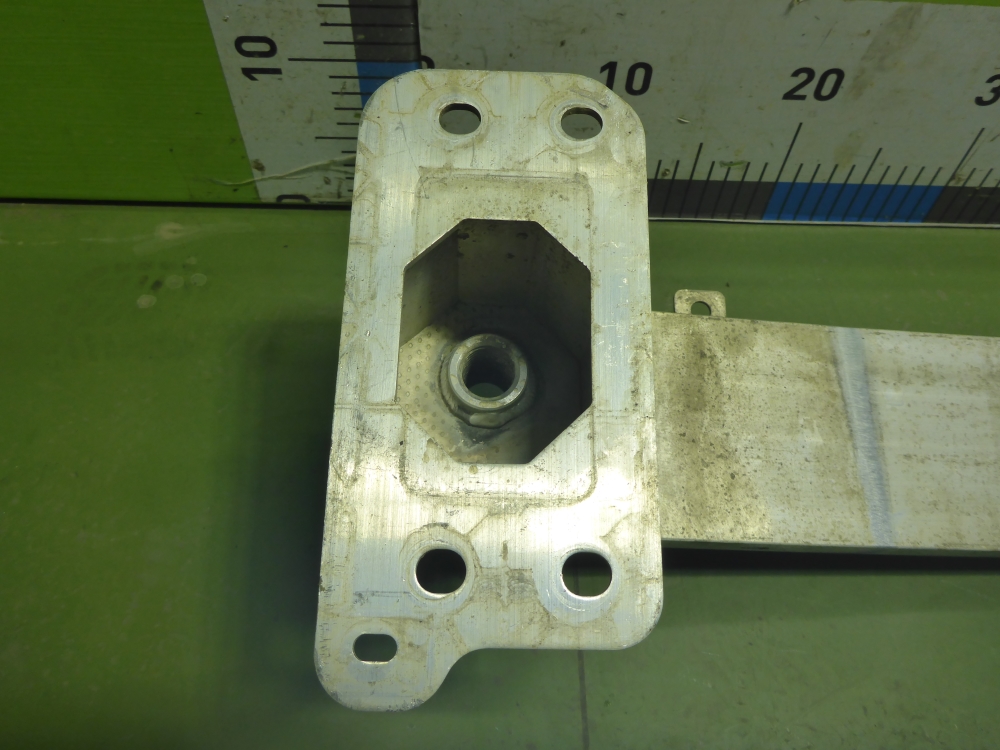 Усилитель переднего бампера