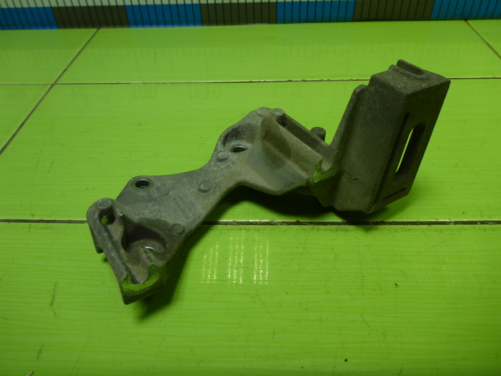 Кронштейн генератора