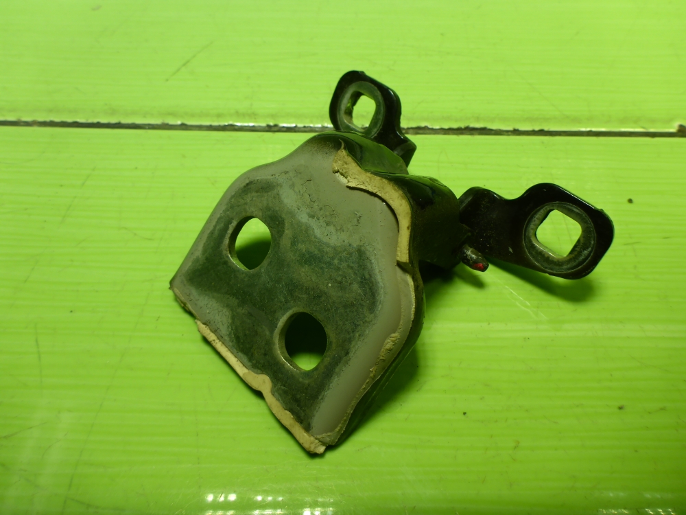 Петля двери задней левой верхняя