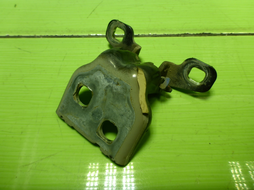 Петля двери передней левой верхняя